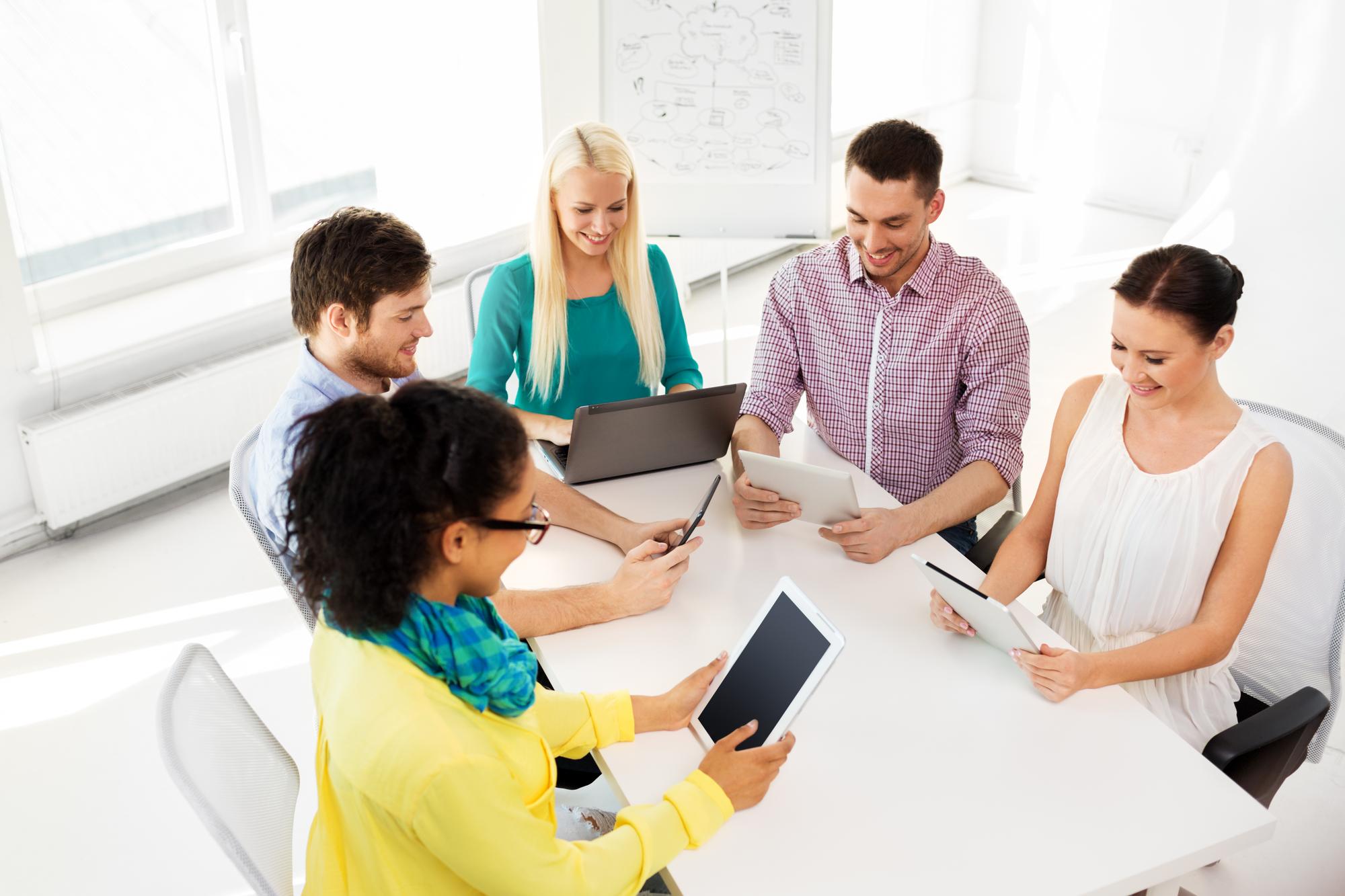 Workshopraum mit Teilnehmern beim Notizen machen